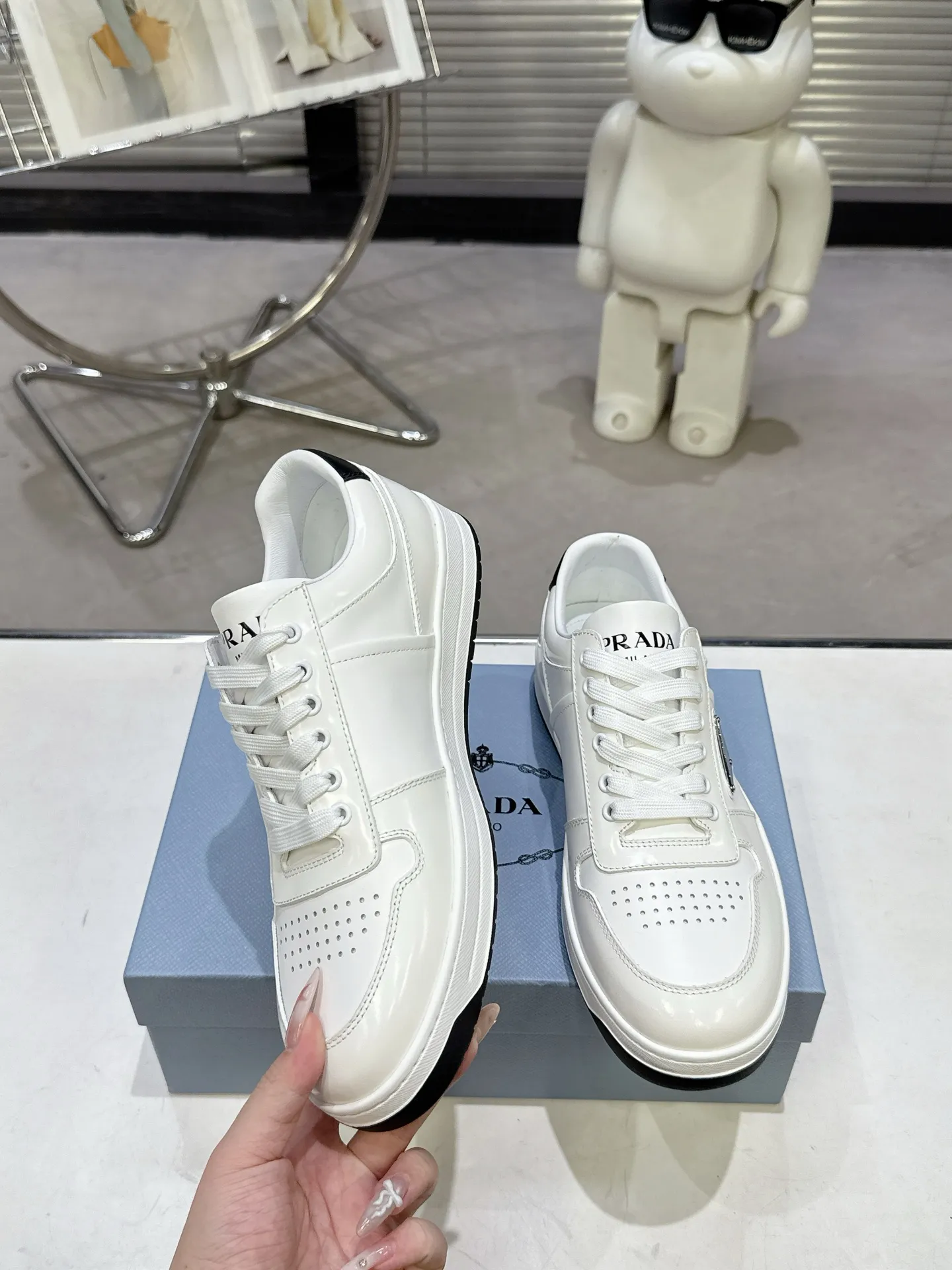 👟👟Ex-factory price 580👟👟 Couple style Prada Latest Downtown Bold series Triangle logo Casual sneakers White shoes Original purchase, development and production Downtown Bold sneakers are inspired by the basketball shoes of the 1980s, with a sporty design and exquisite details. Crafted from perforated leather, the statement platform sole provides a unique, modern style. The Prada logo is interpreted from different angles, decorated with the iconic enameled triangular metal logo, highlighting the unique classic style. Exquisite packaging at the delivery counter🛍📦 ▪️Fabric: Original custom imported first-layer cowhide ▪️Lining: Original imported soft sheepskin ▪️Outsole: Original open-molded rubber bottom material ▪️Size: Women's 35-40 Men's 39-45